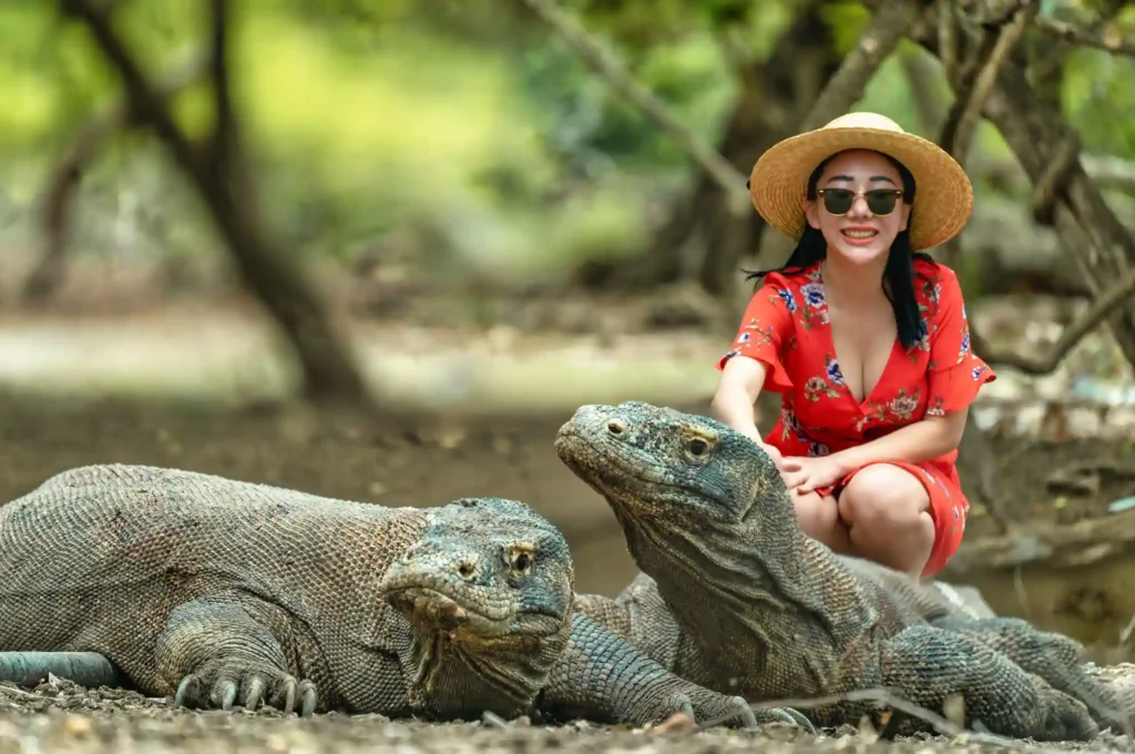 Turis foto bersama Komodo | IndonesiaJuara Trip