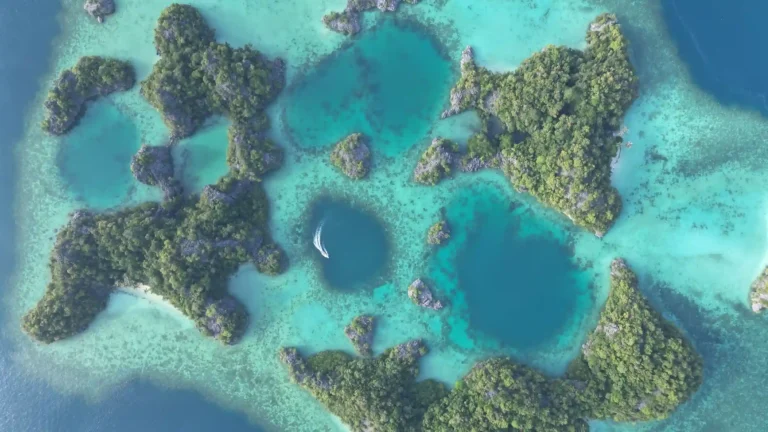 Pulau Sombori vs Phi Phi Island: Mana Destinasi Tropis Pilihanmu?