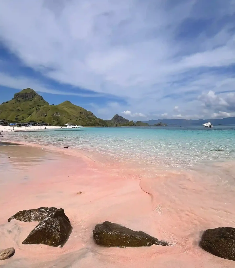 Pemandangan Pink Beach | IndonesiaJuara Trip