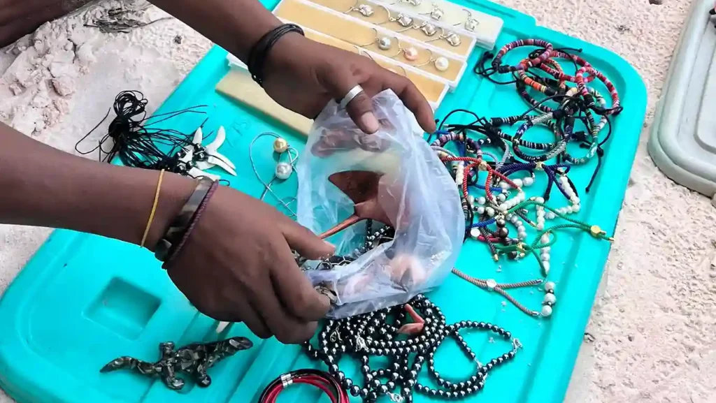Souvenir Asongan di Pink Beach | IndonesiaJuara Trip