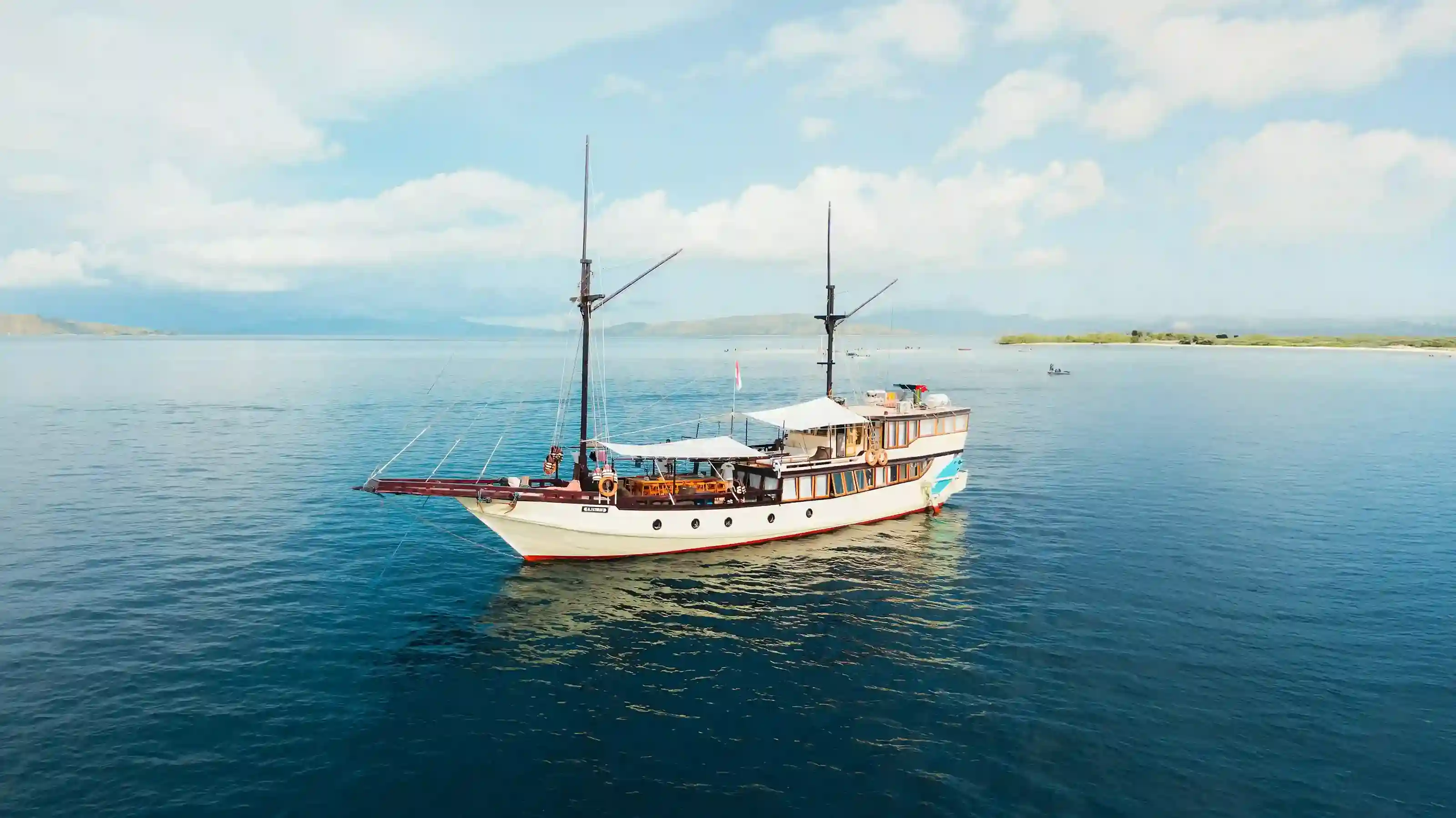Sewa Kapal Alfathran Phinisi | Alfathran Exterior | Indonesiajuara