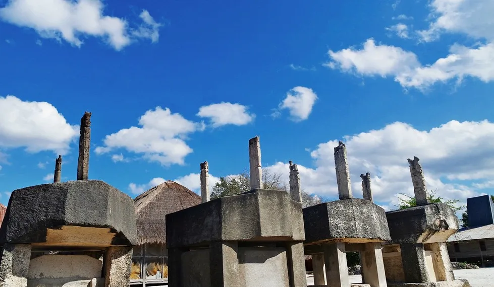 Barisan Kuburan Batu Megalitik di Kampung Praiyawang Sumba (source: indonesiakaya.com)