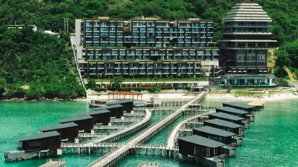 Katamaran Komodo (source instagram @katamaranresort) | Overwater Hotel in Labuan Bajo