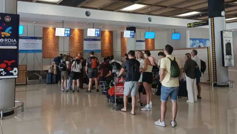 Penerbangan ke Labuan Bajo Kembali Normal Pasca Letusan Gunung Lewotobi Juni 2025