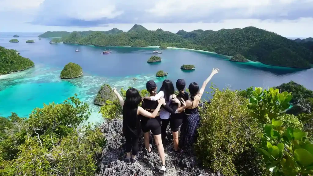 Trekking di Puncak Wayag Raja Ampat | Indonesia Juara Trip