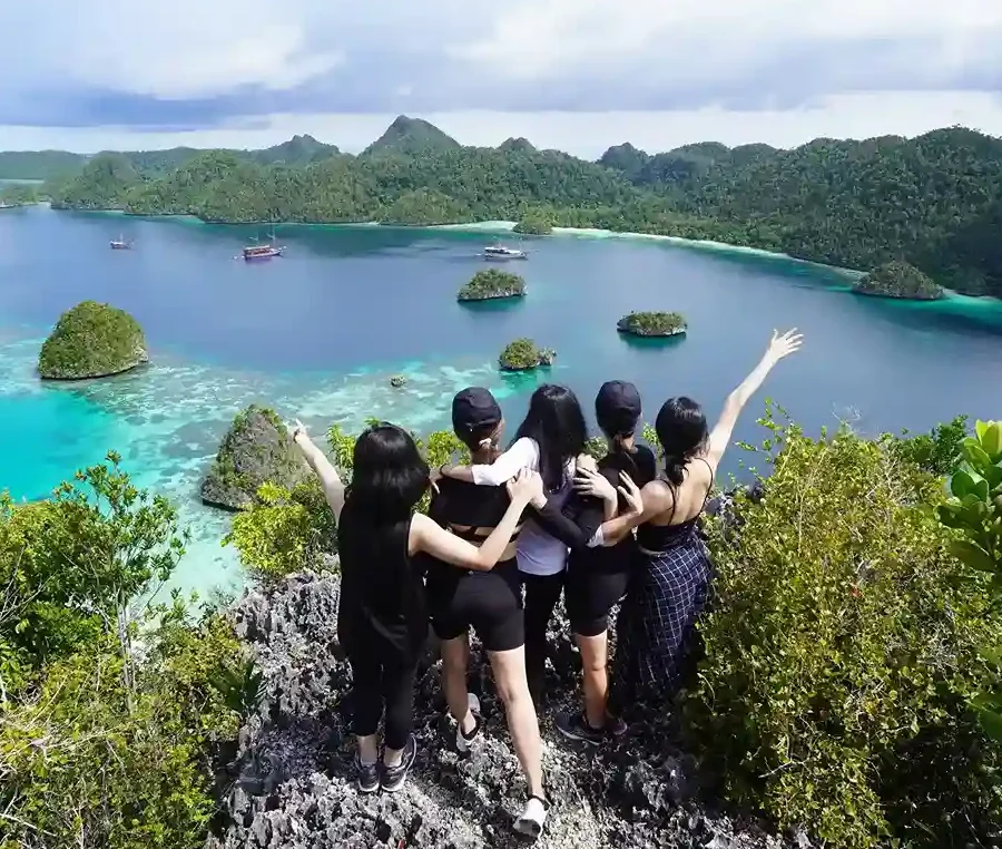 Trekking di Puncak Wayag Raja Ampat | Indonesia Juara Trip