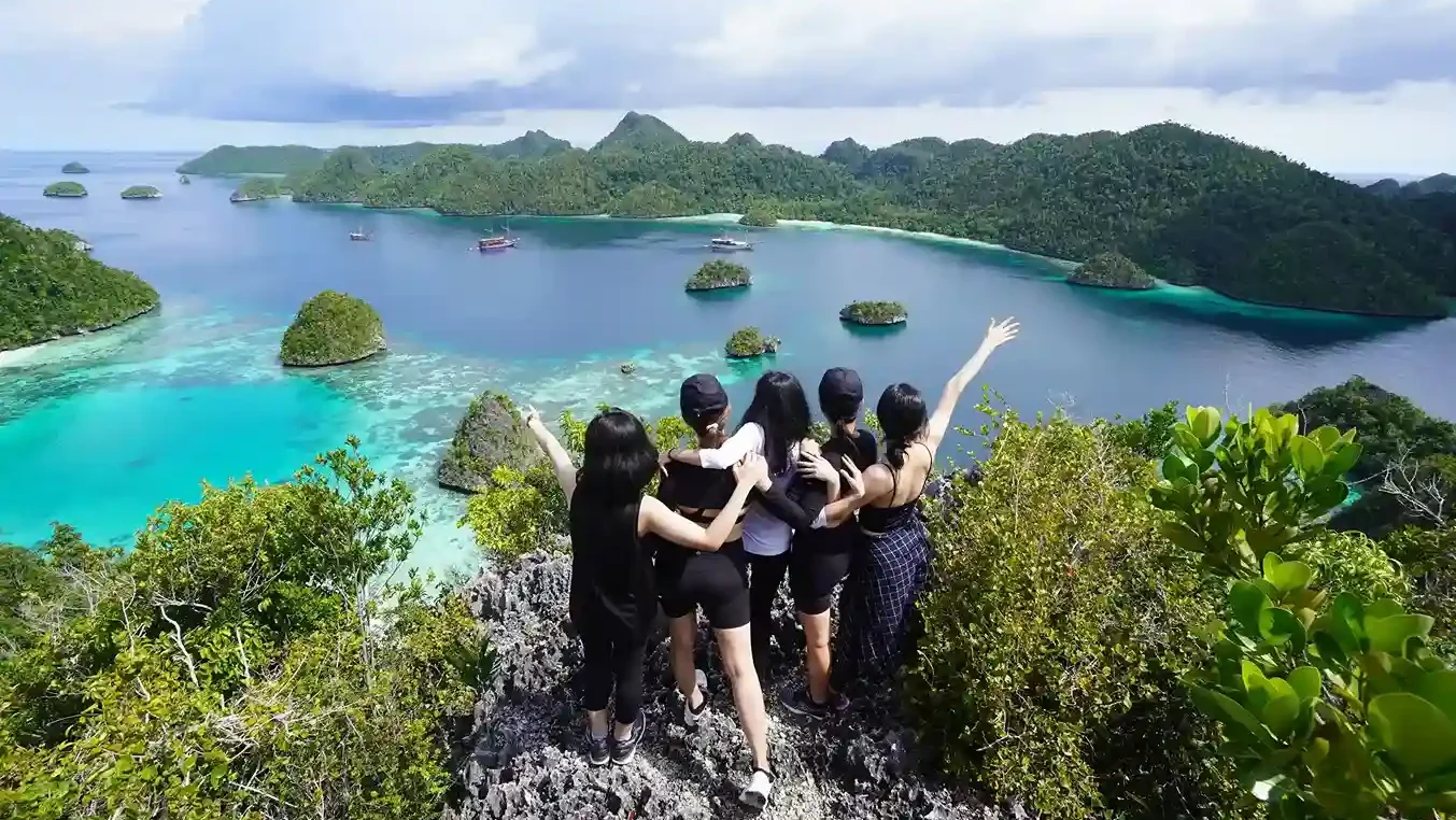 Trekking di Puncak Wayag Raja Ampat | Indonesia Juara Trip