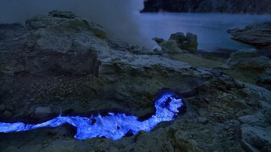 Blue Fire Kawah Ijen (Source: blufirebanyuwangi.com)