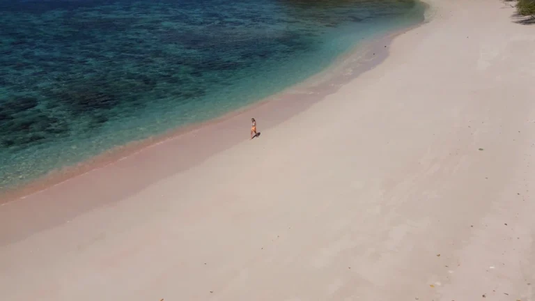 Long Beach Labuan Bajo: Pesona Pantai Pink yang Tenang dan Instagramable