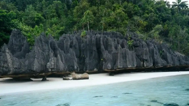 Jelajahi Namlol Misool, Destinasi Unik dan Alami di Raja Ampat