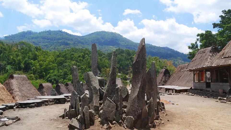 Batu Megalitikum di Desa Bena (Source: indonesiakaya.com)