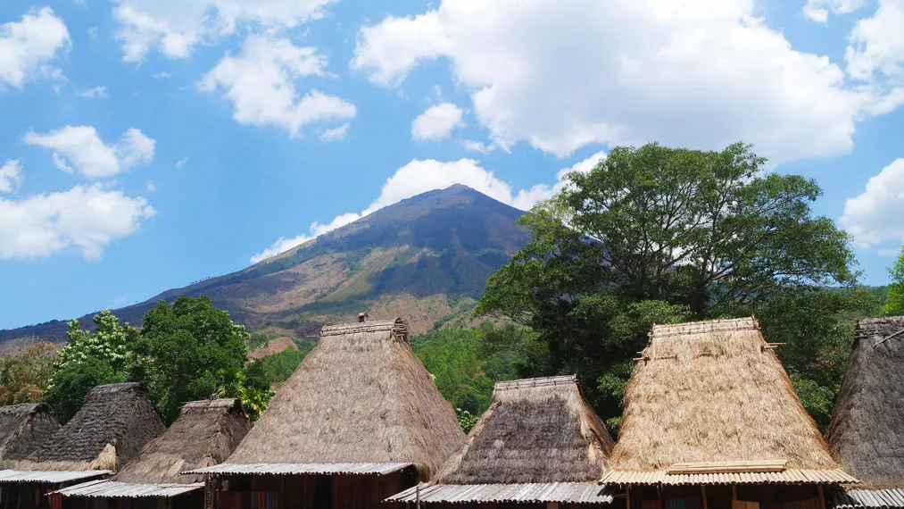 Gunung Inerie (Source: indonesiakaya.com)