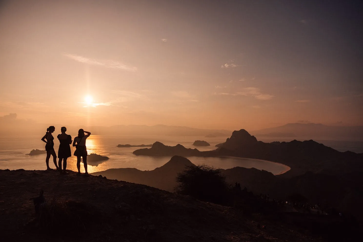 Perenang di air biru jernih Taman Nasional Komodo