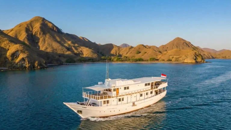 Ultra-Luxury Yacht di Komodo: Komodo Luxury Perkuat Segmen Superyacht di Taman Nasional Komodo