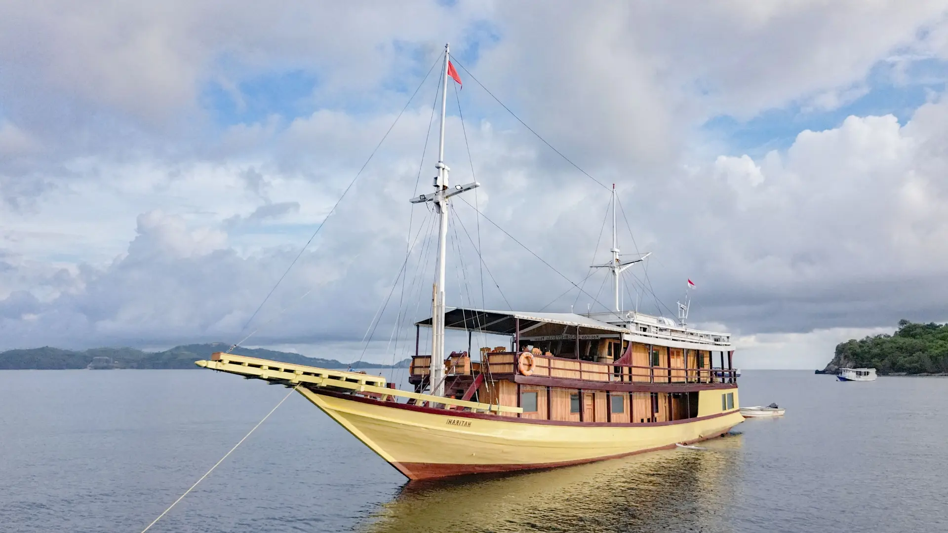 Hatira Hela Phinis Boat Charter Exterior | Indonesia Juara Trip