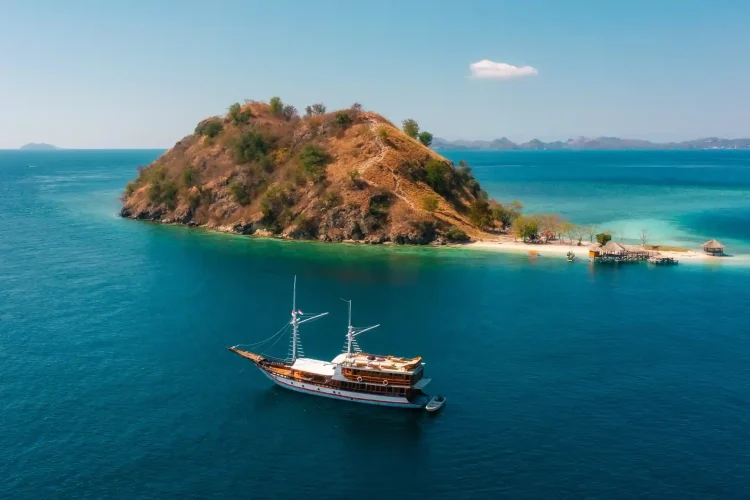 Sailing Kapal Phinisi - IndonesiaJuara