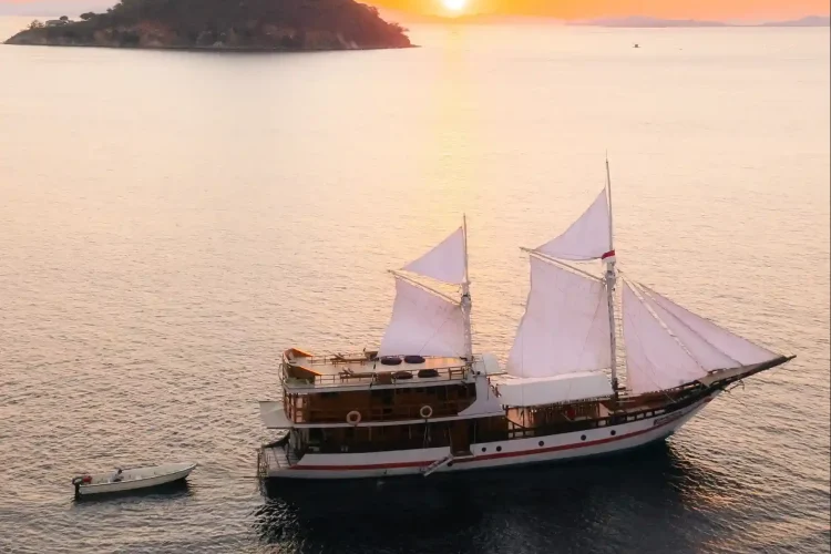 Sunset dengan kapal phinisi - IndonesiaJuara
